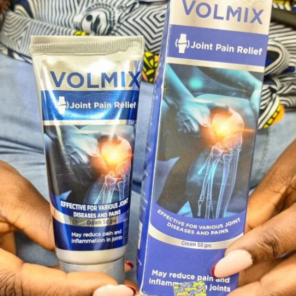 Customer holding the Volmix cream tube and its box after delivery